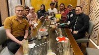 Ternyata dr Oky Pratama tak hanya dengan Lesti, mereka juga menikmati makanan bersama rekan-rekan yang lain. Terlihat semua pesanan makanan dan minumannya sudah habis. Foto: Instagram @dr.okypratamaa