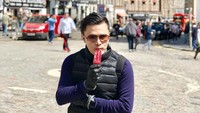 Gaya dr Oky Pratama saat jajan es krim ini bikin netizen salah fokus. Gayanya keren meski fotonya diambil secara candid. Foto: Instagram @dr.okypratamaa