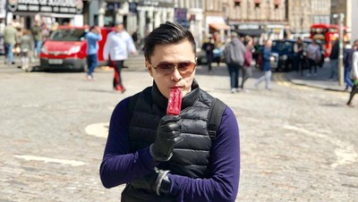 Gaya Keren dr Oky Pratama saat Jajan Es Krim, dokter Tampan yang Dermawan
