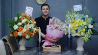 dr Oky Pratama dikenal sebagai owner dari sebuah klinik kecantikan yang sudah memiliki banyak cabang yang tersebar di Jakarta, Bandung dan Surabaya. Belakangan sosoknya menginspirasi banyak orang setelah membantu para pedagang makanan kecil. Foto: Instagram @dr.okypratamaa