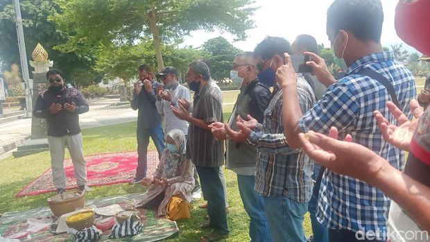 Eks Kades Banjarnegara menggelar doa dan makan bersama usai penetapan Bupati Budhi Sarwono sebagai tersangka KPK