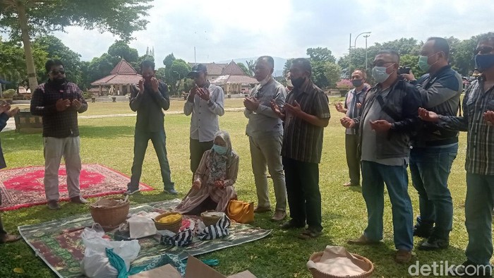 Eks Kades Banjarnegara menggelar doa dan makan bersama usai penetapan Bupati Budhi Sarwono sebagai tersangka KPK