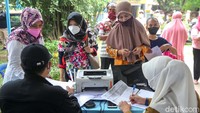 Sejumlah masyarakat tengah mengantre untuk mendapatkan vaksinasi.