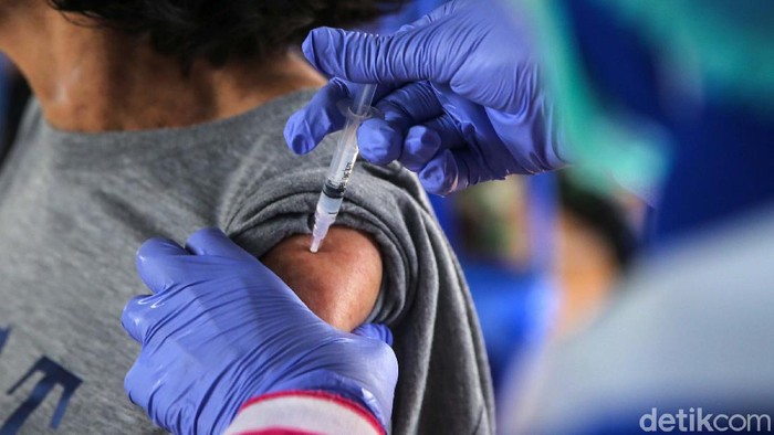 Pemerintah Kota Tangerang melalui Dinas Kesehetan menggelar Bulan Vaksin COVID-19. Vaksinasi digelar di 1.017 RW se-Kota Tangerang selama sebulan.