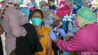 Begini ekspresi warga saat disuntik vaksin COVID-19 di Balai RW 12, Kecamatan Sukasari, Kota Tangerang, Senin (5/9/2021).