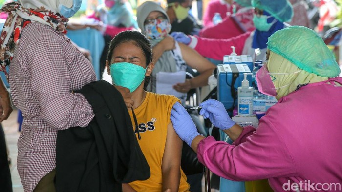 Pemerintah Kota Tangerang melalui Dinas Kesehetan menggelar Bulan Vaksin COVID-19. Vaksinasi digelar di 1.017 RW se-Kota Tangerang selama sebulan.