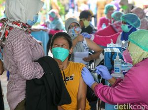 Ekspresi Warga Tangerang saat Disuntik Vaksin COVID-19