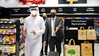 Menteri Kecerdasan Buatan (Artificial Intelligence) UEA, Omar Sultan al-Olama (kiri) saat melihat langsung toko dengan kasir digital (automated cashier-less) di Dubai, (6/9).