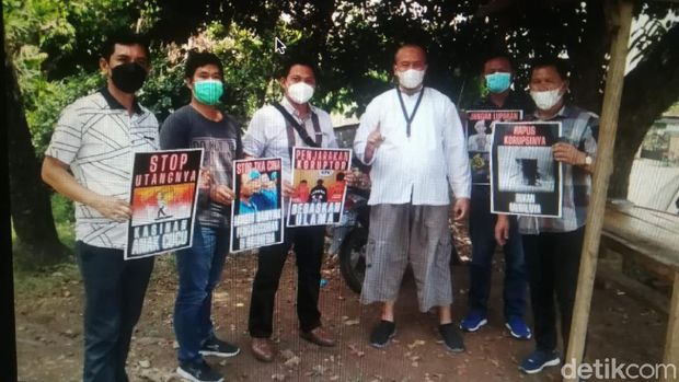 Foto lima polisi dinarasikan berdemo saat Presiden Jokowi berkunjung ke Lampung viral di media sosial. Polda Lampung memberi klarifikasi. (dok Polda Lampung)