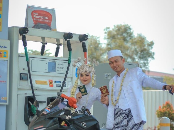 Foto pasangan Sarah Latipah dan Jeri Ardiyanto viral di media sosial. Foto pasangan Sarah Latipah dan Jeri Ardiyanto viral di media sosial.