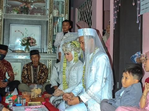 Foto pasangan Sarah Latipah dan Jeri Ardiyanto viral di media sosial.