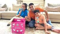 Menghabiskan waktu bersama keluarga di tengah jadwal pekerjaan yang padat juga seringkali dilakukan oleh kakak dari Caca Tengker ini. Sekadar makan es krim bersama anak dan suami menambah manis potret kebersamaan keluarga kecil ini. Foto: Instagram/raffinagita1717