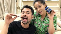 Walaupun hobi mencicipi berbagai kuliner yang unik dan lezat dari berbagai belahan dunia, Nagita tak pernah lupa untuk menjaga kesehatannya. Konsumsi madu menjadi cara Nagita untuk menjaga tubuhnya agar tetap bugar dan sehat. Foto: Instagram/raffinagita1717