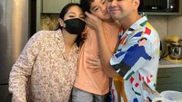 Hobi masak membuat Nagita juga seringkali memasak makanan yang lezat di rumah. Sesekali ia bahkan tak sungkah untuk mengajarkan putranya memasak. Mulai dari bikin telur ceplok hingga membuat kue. Foto: Instagram/raffinagita1717