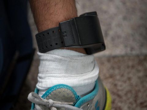 Gelang kaki elektronik untuk pelaku kejahatan seksual