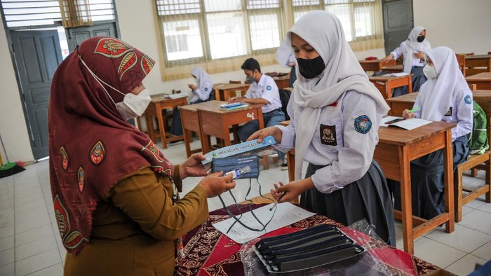 Sekolah di Kabupaten Bandung gelar kegiatan pembelajaran tatap muka (PTM) terbatas. Kegiatan itu digelar dengan terapkan protokol kesehatan Guna cegah COVID-19.