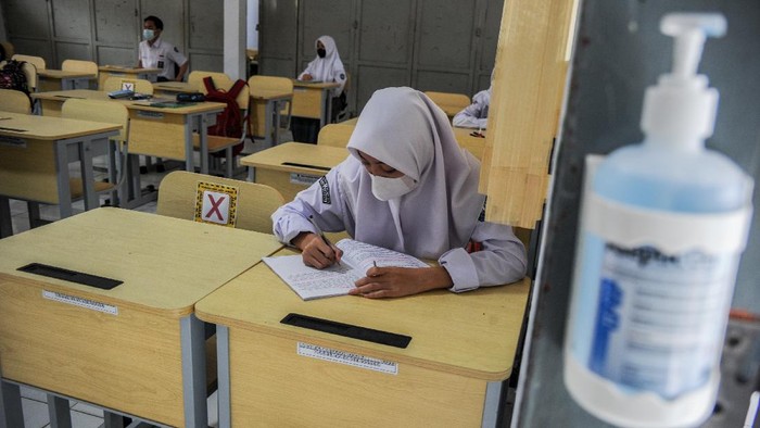 Sekolah di Kabupaten Bandung gelar kegiatan pembelajaran tatap muka (PTM) terbatas. Kegiatan itu digelar dengan terapkan protokol kesehatan Guna cegah COVID-19.