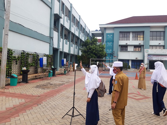 Hari Pertama Sekolah Tatap Muka di SMPN 8 Tangsel  (Rakha Arlyanto-detikcom)