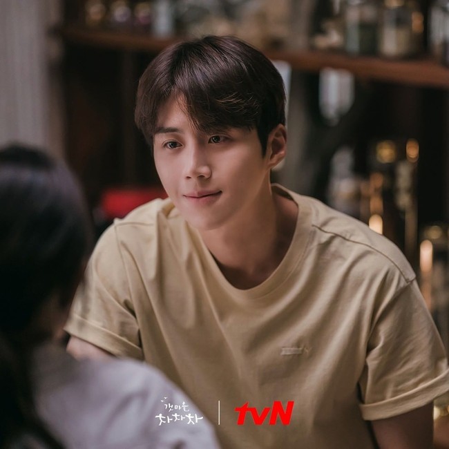 Kim Seon Ho, yang mencuri perhatian sebagai Hong Du Sik, menempati urutan kedua. Menjelang tamat, Hometown Cha Cha Cha mengangkat kisah harunya yang baru terungkap. Foto: Instagram @tvn_drama