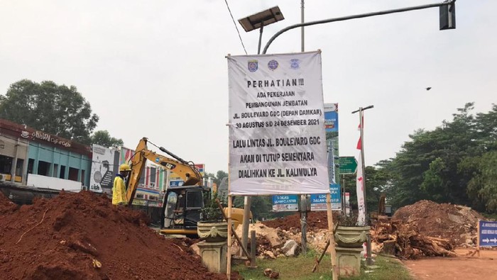 Jalan amblas di Grand Depok City mulai diperbaiki tanggal 31 Agustus 2021. (Firda Cynthia/detikcom)