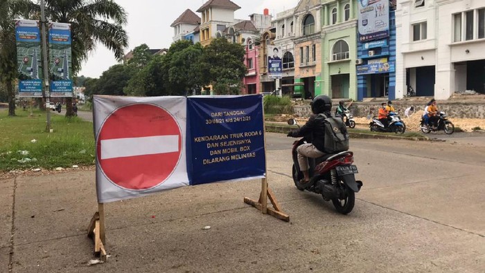 Jalan amblas di Grand Depok City mulai diperbaiki tanggal 31 Agustus 2021. (Firda Cynthia/detikcom)