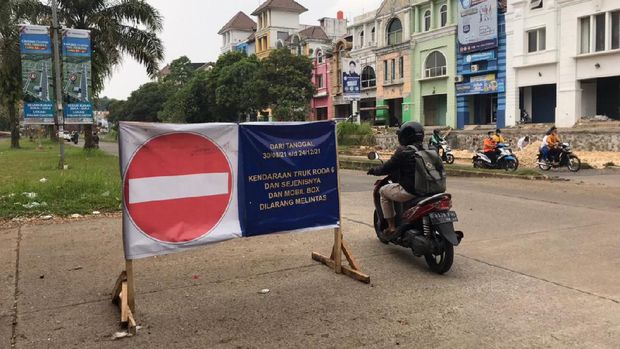 Jalan amblas di Grand Depok City mulai diperbaiki tanggal 31 Agustus 2021. (Firda Cynthia/detikcom)