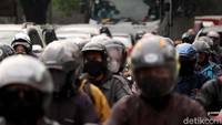 Sejumlah kendaraan terjebak macet di Jalan Soekarno-Hatta, Kota Bandung.