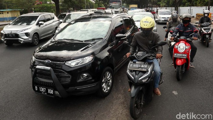 Jalan Soekarno-Hatta Bandung Macet, Ini Penyebabnya... Kemacetan terlihat di Jalan Soekarno-Hatta, Kota Bandung. Antrean panjang kendaraan itu diketahui terjadi imbas pemeliharaan jembatan di Jalan Soekarno-Hatta.