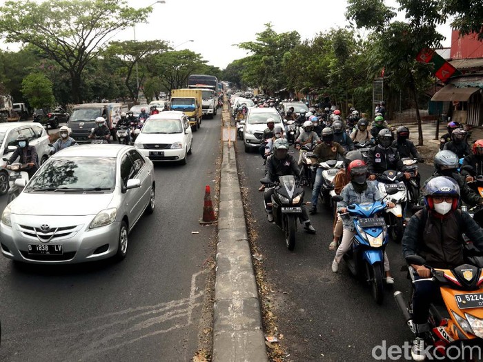 Kemacetan terlihat di Jalan Soekarno-Hatta, Kota Bandung. Antrean panjang kendaraan itu diketahui terjadi imbas pemeliharaan jembatan di Jalan Soekarno-Hatta.