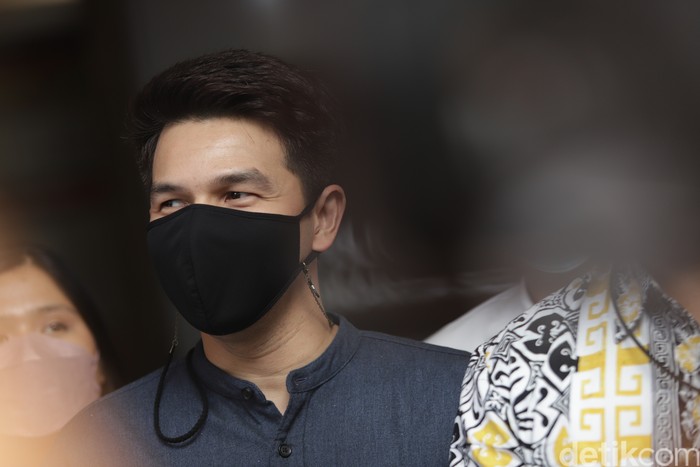 Artis sinetron Jonathan Frizzy alias Ijonk saat ditemui usai melaporkan istrinya Dhena Devanka di Polres Jakarta Selatan, Jakarta, Senin, (6/9).