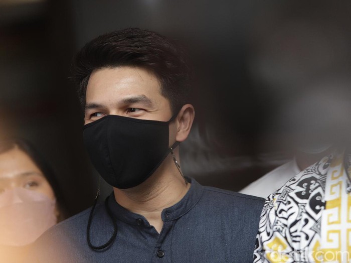 Artis sinetron Jonathan Frizzy alias Ijonk saat ditemui usai melaporkan istrinya Dhena Devanka di Polres Jakarta Selatan, Jakarta, Senin, (6/9).