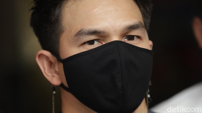 Jonathan Frizzy polisikan balik Dhena Devanka