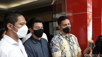 Jonathan Frizzy mendatangi Polres Jakarta Selatan guna melaporkan balik sang istri, Dhena Devanka. Foto: Palevi/detikHOT