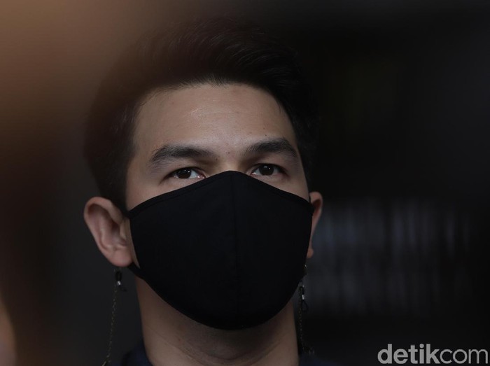 Jonathan Frizzy polisikan balik Dhena Devanka