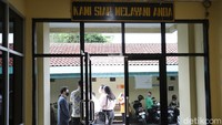 Meski proses cerai dengan sang istri dan juga saling lapor, Jonathan Frizzy dan Dhena Devanka masih satu rumah sampai saat ini. Foto: Palevi/detikHOT