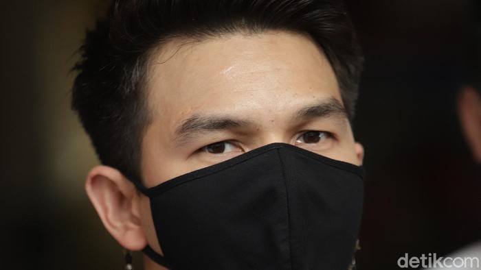 Artis sinetron Jonathan Frizzy alias Ijonk saat ditemui usai melaporkan istrinya Dhena Devanka di Polres Jakarta Selatan, Jakarta, Senin, (6/9).