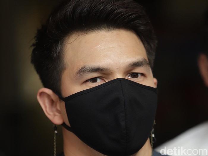 Artis sinetron Jonathan Frizzy alias Ijonk saat ditemui usai melaporkan istrinya Dhena Devanka di Polres Jakarta Selatan, Jakarta, Senin, (6/9).