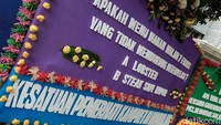 Tidak jelas siapa orang yang mengirim karangan bunga.