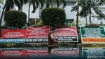 Karangan Bunga Dukung Interpelasi Anies Meluber Sampai Trotoar