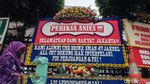 Karangan Bunga Dukung Interpelasi Anies Meluber Sampai Trotoar