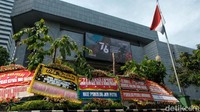 Wakil Gubernur DKI Jakarta Ahmad Riza Patria memandang karangan bunga yang menyindir Anies ini hal biasa karena DKI kota demokratis. Sementara, Fraksi Gerindra DPRD DKI yang mendukung Anies menganggap karangan bunga dikirim akun palsu.