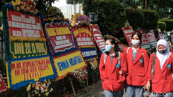 Karangan bunga mendukung hak interpelasi ke Gubernur DKI Jakarta Anies Baswedan bertambah hingga ke trotoar depan gedung DPRD DKI. Seperti ini penampakannya.