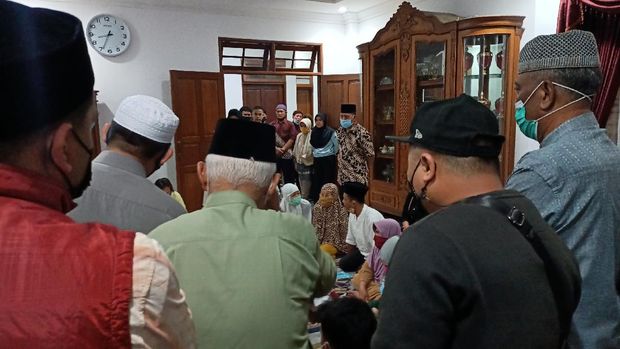 Kediaman Awang Ferdian Hidayat di penuhi pelayat.