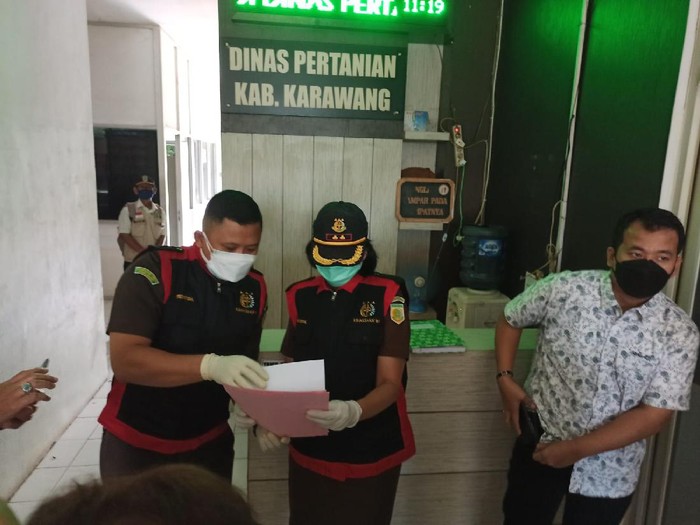 Kejari Karawang menggeledah kantor Dinas Pertanian terkait dugaan korupsi
