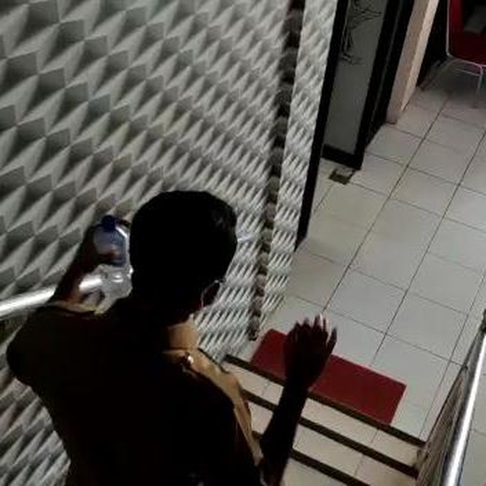 Kepala Dinas Lingkungan Hidup Pemkab Probolinggo Dwi Joko Nurjayadi diperiksa penyidik KPK