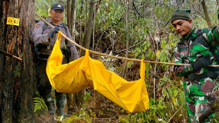 kerangka manusia yang ditemukan di hutan lindung dievakuasi
