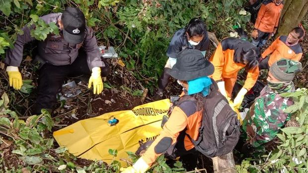 kerangka manusia yang ditemukan di hutan lindung dievakuasi