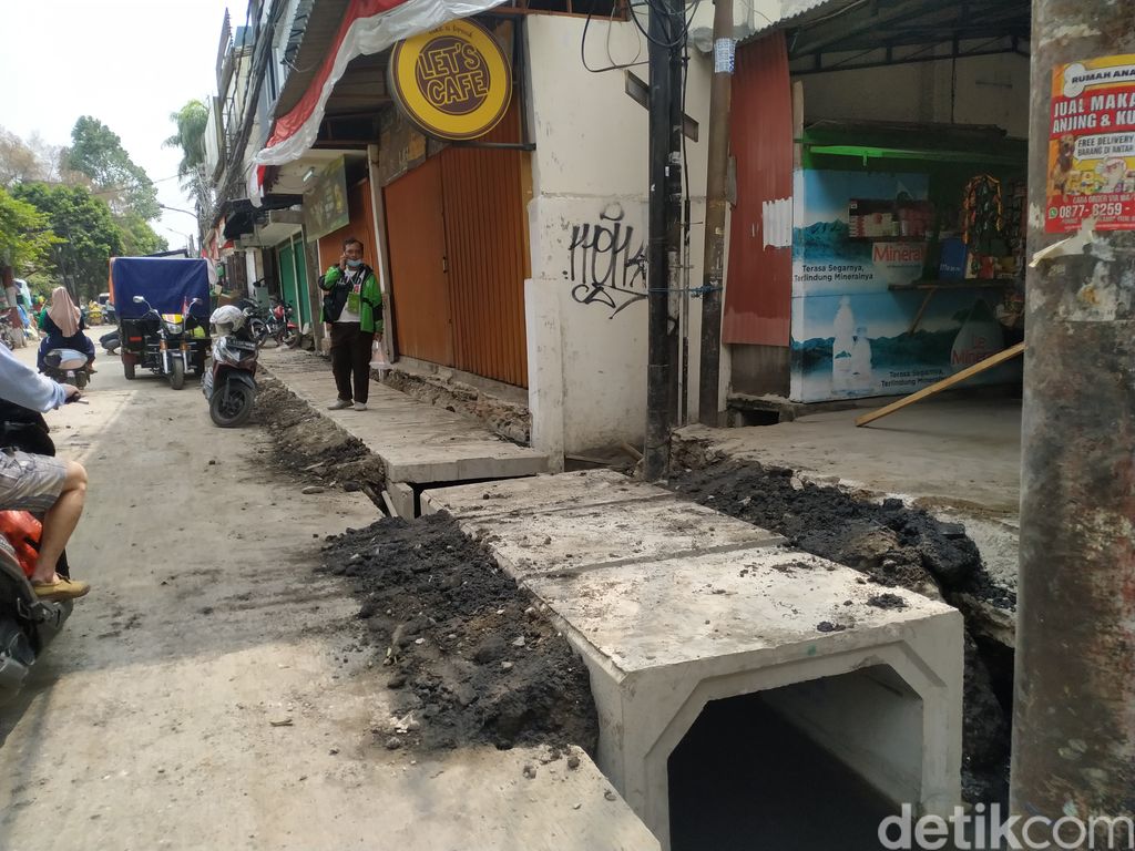 Kondisi proyek got di Pademangan Timur yang membuat aliran air PAM ke rumah warga menjadi tersendat. 6 September 2021. (Athika Rahma/detikcom)
