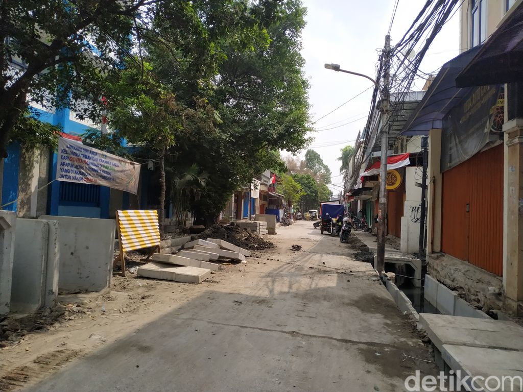 Kondisi proyek got di Pademangan Timur yang membuat aliran air PAM ke rumah warga menjadi tersendat. 6 September 2021. (Athika Rahma/detikcom)
