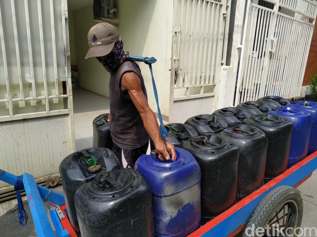 Kondisi proyek got di Pademangan Timur yang membuat aliran air PAM ke rumah warga menjadi tersendat. 6 September 2021. (Athika Rahma/detikcom)